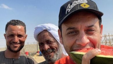 مصطفى قمر يأكل البطيخ