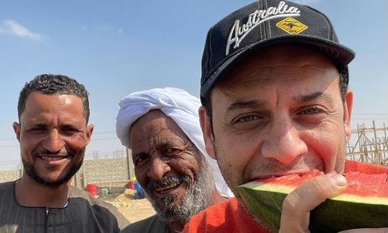 مصطفى قمر يأكل البطيخ