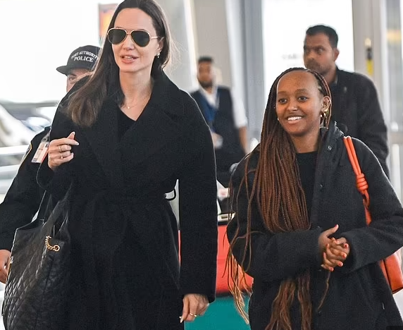 أنجلينا جولى مع ابنتها فى مطار نيويورك